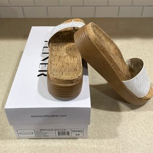 Donald J. Pliner Fifi - Like New Size 8 white with silver